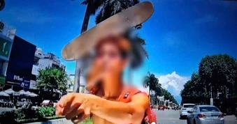 Bị nhắc trượt ván trên đường, người đàn ông nói “biết bố mày là ai không”