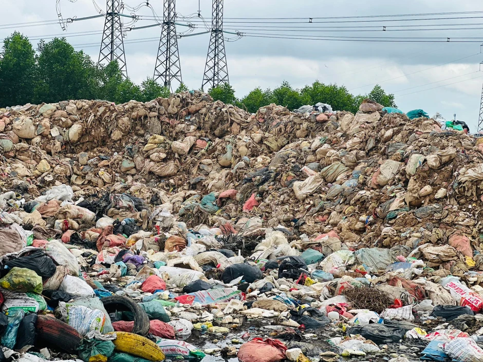 Bị phản đối đào hố đổ rác, chính quyền nói lỗi 'tham mưu' Bị phản đối đào hố đổ rác, chính quyền nói lỗi 'tham mưu'