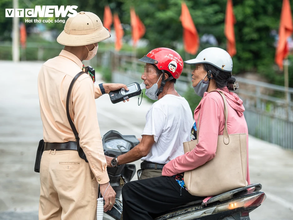 Bị phát hiện nồng độ cồn, tài xế nói 'không uống rượu bia, mặt đỏ do làm việc' Bị phát hiện nồng độ cồn, tài xế nói 'không uống rượu bia, mặt đỏ do làm việc'
