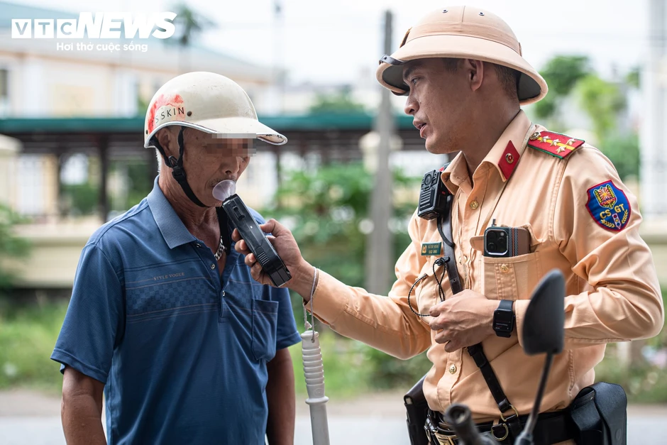 Bị phát hiện nồng độ cồn, tài xế nói 'không uống rượu bia, mặt đỏ do làm việc' Bị phát hiện nồng độ cồn, tài xế nói 'không uống rượu bia, mặt đỏ do làm việc'