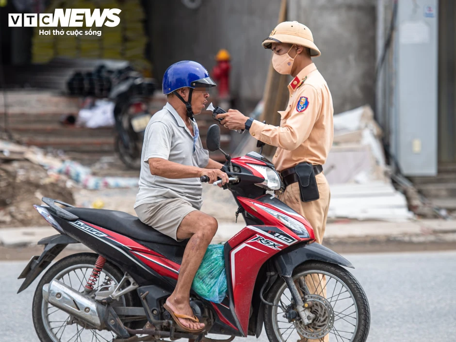 Bị phát hiện nồng độ cồn, tài xế nói 'không uống rượu bia, mặt đỏ do làm việc' Bị phát hiện nồng độ cồn, tài xế nói 'không uống rượu bia, mặt đỏ do làm việc'