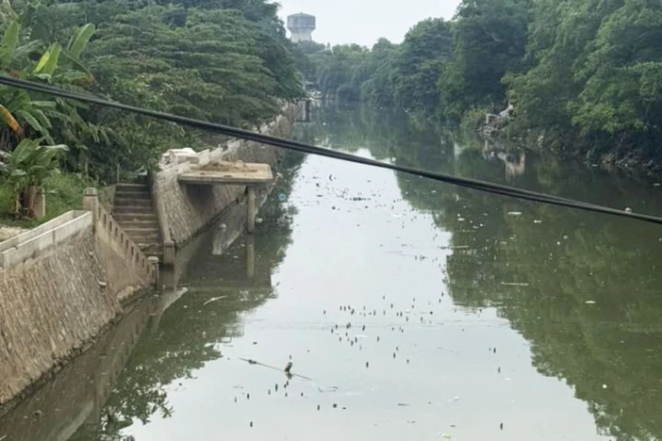 Bị phạt vì vứt cả trăm vỏ chai bia xuống sông Kẻ Vạn Bị phạt vì vứt cả trăm vỏ chai bia xuống sông Kẻ Vạn