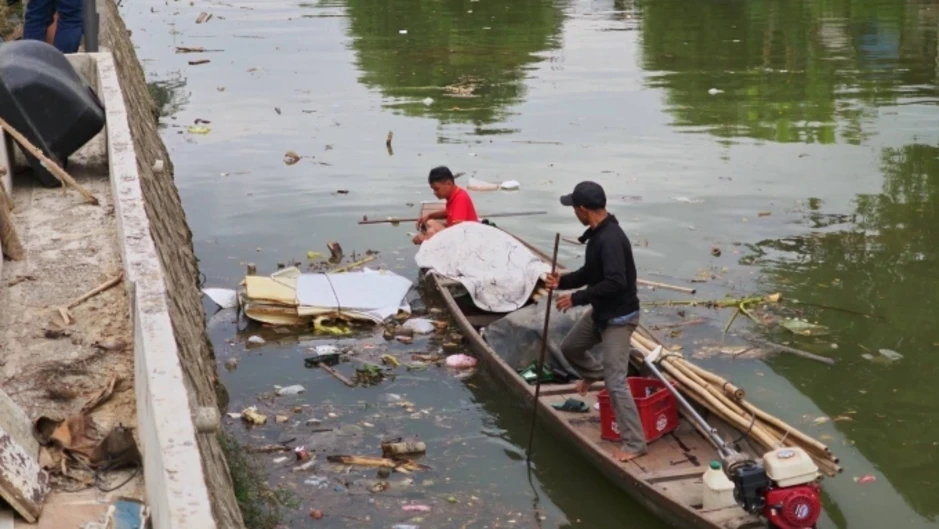 Bị phạt vì vứt cả trăm vỏ chai bia xuống sông Kẻ Vạn Bị phạt vì vứt cả trăm vỏ chai bia xuống sông Kẻ Vạn