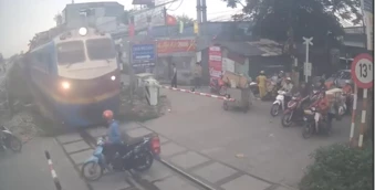 Bị tàu hỏa tông khi nghe điện thoại, vượt rào chắn