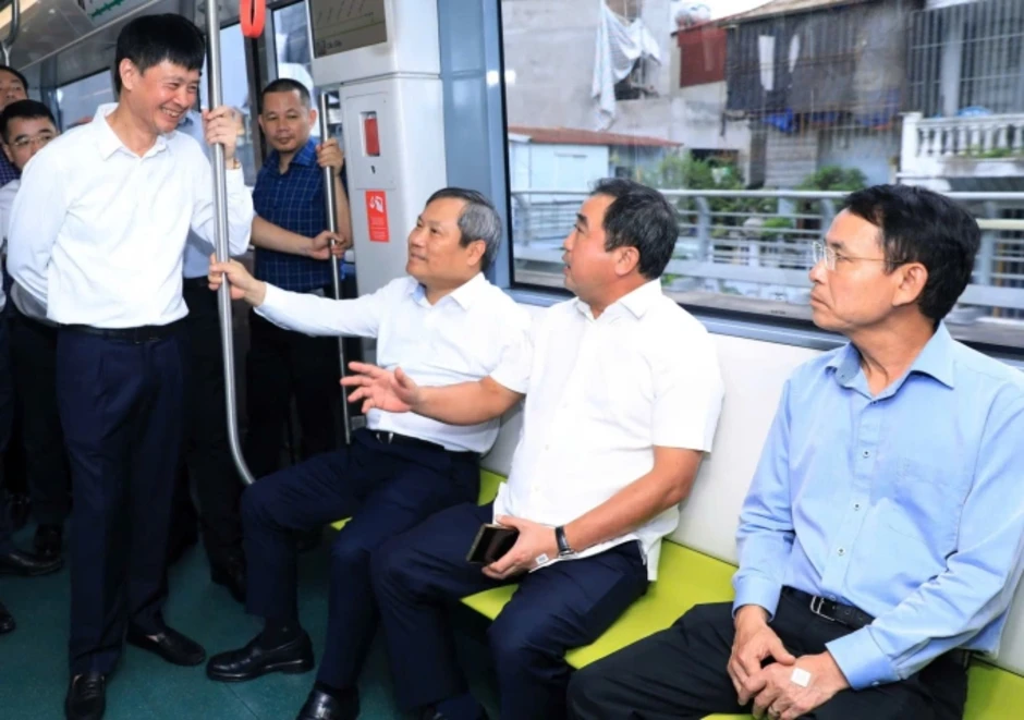 Bí thư, Chủ tịch Hà Nội kiểm tra vận hành metro Nhổn - Cầu Giấy Bí thư, Chủ tịch Hà Nội kiểm tra vận hành metro Nhổn - Cầu Giấy