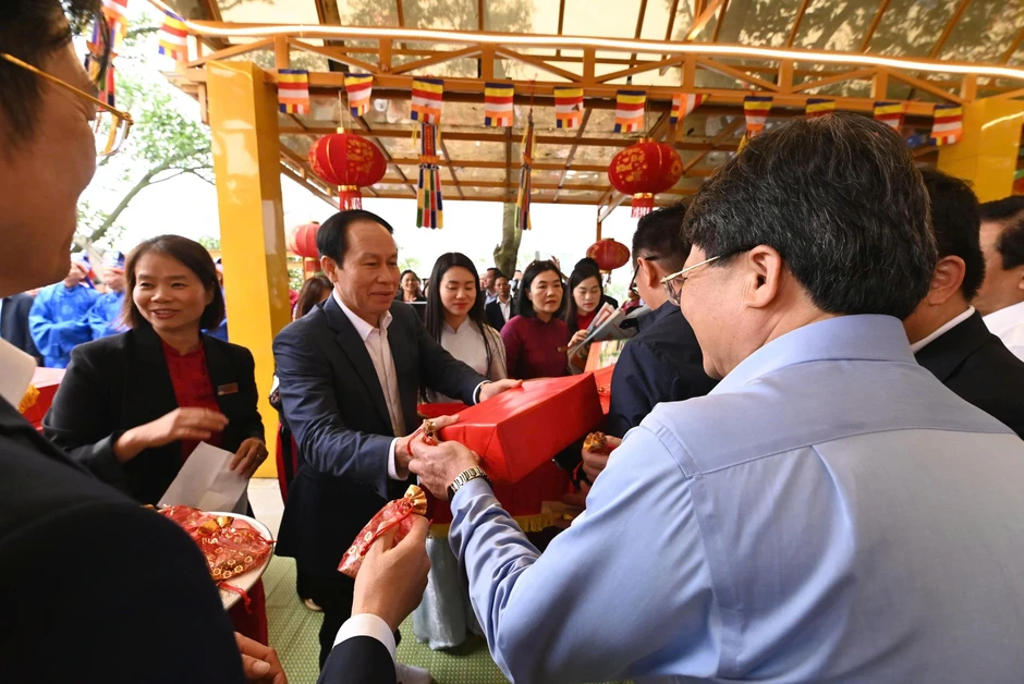 Bí thư, Chủ tịch Hải Phòng phát ngũ cốc tại lễ tế trời đất núi Ngũ Nhạc