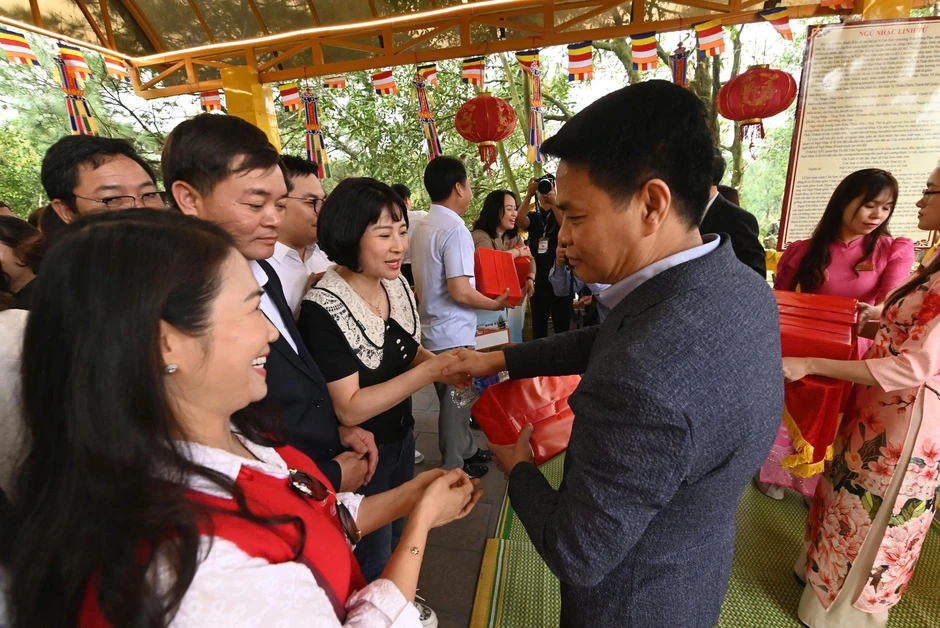 Bí thư, Chủ tịch Hải Phòng phát ngũ cốc tại lễ tế trời đất núi Ngũ Nhạc