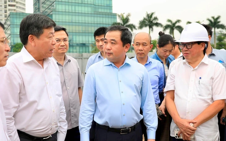 Bí thư Hà Nội thị sát dự án cầu Ngọc Hồi, yêu cầu 'không đánh đổi độ bền công trình để lấy tiến độ'