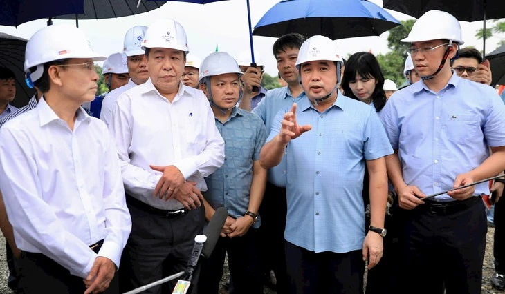 Bí thư Hà Nội thị sát dự án cầu Ngọc Hồi, yêu cầu 'không đánh đổi độ bền công trình để lấy tiến độ'