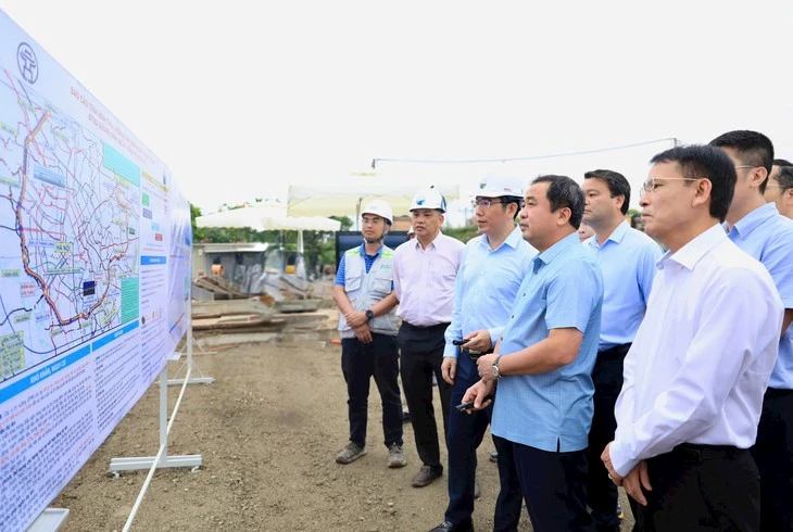 Bí thư Hà Nội thị sát dự án cầu Ngọc Hồi, yêu cầu 'không đánh đổi độ bền công trình để lấy tiến độ'