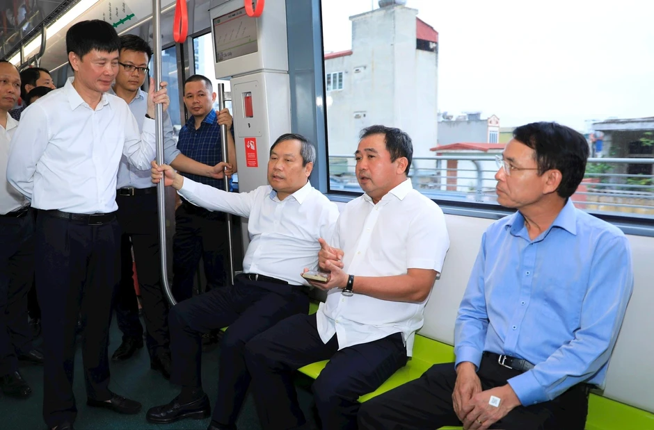 Bí thư Hà Nội trải nghiệm tàu trên cao và thị sát hầm ngầm metro Bí thư Hà Nội trải nghiệm tàu trên cao và thị sát hầm ngầm metro