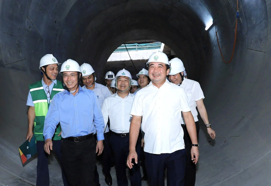 Bí thư Hà Nội trải nghiệm tàu trên cao và thị sát hầm ngầm metro Bí thư Hà Nội trải nghiệm tàu trên cao và thị sát hầm ngầm metro