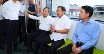 Bí thư Hà Nội trải nghiệm tàu trên cao và thị sát hầm ngầm metro