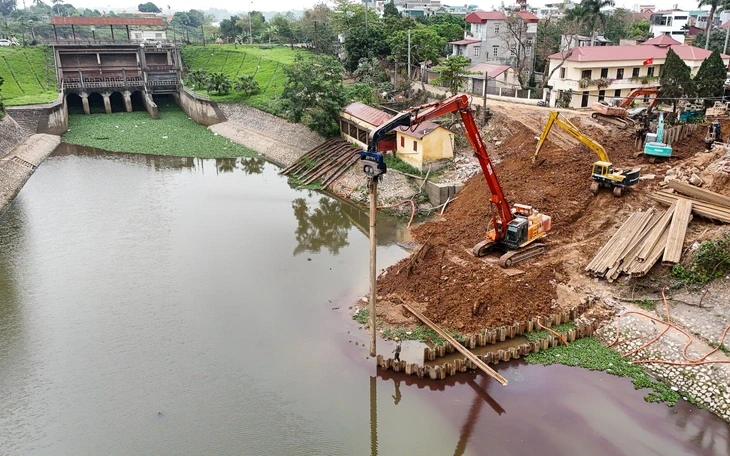 Bí thư Hà Nội Trần Đức Thắng: 'Xử lý nghiêm vi phạm dọc kênh La Khê, không nể nang, tránh nhờn luật' Bí thư Hà Nội Trần Đức Thắng: 'Xử lý nghiêm vi phạm dọc kênh La Khê, không nể nang, tránh nhờn luật'