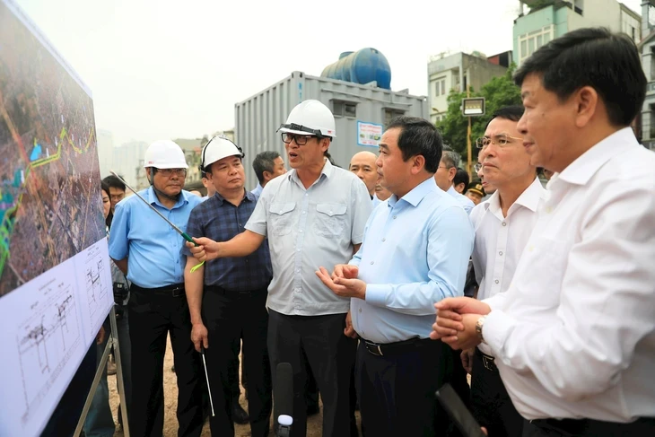Bí thư Hà Nội Trần Đức Thắng: 'Xử lý nghiêm vi phạm dọc kênh La Khê, không nể nang, tránh nhờn luật' Bí thư Hà Nội Trần Đức Thắng: 'Xử lý nghiêm vi phạm dọc kênh La Khê, không nể nang, tránh nhờn luật'