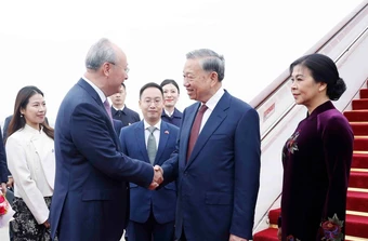 Bí thư Thành ủy Bắc Kinh đón Tổng Bí thư, Chủ tịch nước Tô Lâm và Phu nhân ngay chân cầu thang máy bay