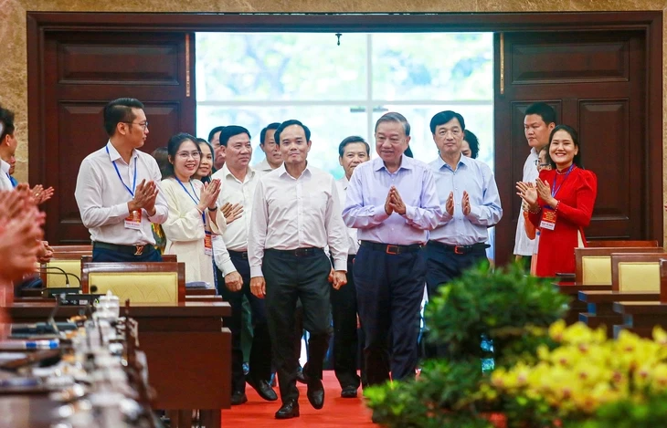 Bí thư Trần Lưu Quang cam kết TP.HCM sẽ tăng trưởng hai con số, thu ngân sách khoảng 1 triệu tỉ đồng Bí thư Trần Lưu Quang cam kết TP.HCM sẽ tăng trưởng hai con số, thu ngân sách khoảng 1 triệu tỉ đồng