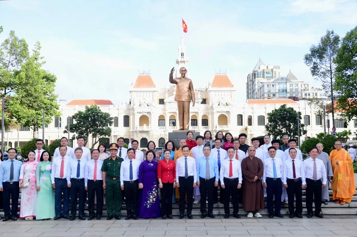 Bí thư Trần Lưu Quang cùng đoàn đại biểu TP.HCM dâng hoa tưởng niệm Chủ tịch Hồ Chí Minh Bí thư Trần Lưu Quang cùng đoàn đại biểu TP.HCM dâng hoa tưởng niệm Chủ tịch Hồ Chí Minh