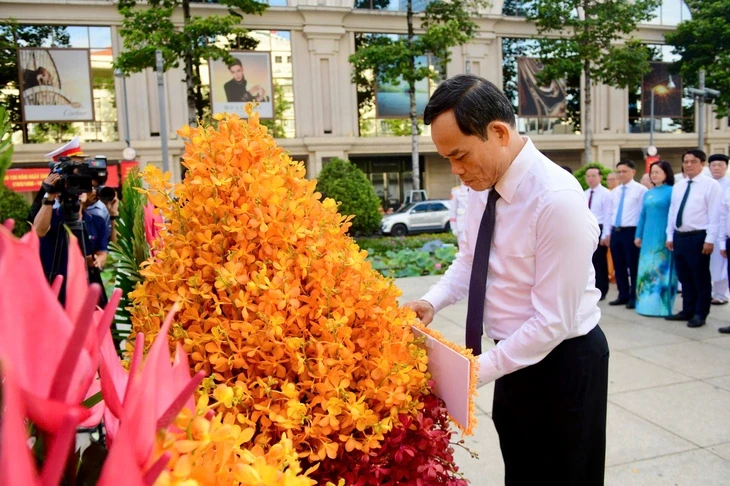 Bí thư Trần Lưu Quang cùng đoàn đại biểu TP.HCM dâng hoa tưởng niệm Chủ tịch Hồ Chí Minh Bí thư Trần Lưu Quang cùng đoàn đại biểu TP.HCM dâng hoa tưởng niệm Chủ tịch Hồ Chí Minh