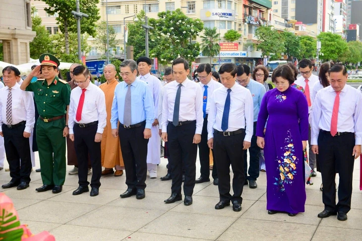 Bí thư Trần Lưu Quang cùng đoàn đại biểu TP.HCM dâng hoa tưởng niệm Chủ tịch Hồ Chí Minh Bí thư Trần Lưu Quang cùng đoàn đại biểu TP.HCM dâng hoa tưởng niệm Chủ tịch Hồ Chí Minh