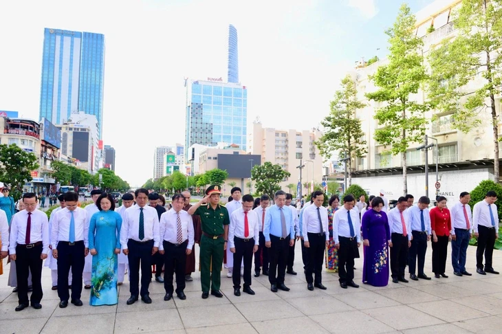 Bí thư Trần Lưu Quang cùng đoàn đại biểu TP.HCM dâng hoa tưởng niệm Chủ tịch Hồ Chí Minh Bí thư Trần Lưu Quang cùng đoàn đại biểu TP.HCM dâng hoa tưởng niệm Chủ tịch Hồ Chí Minh