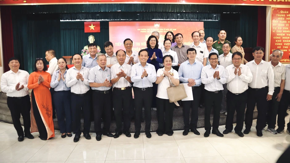 Bí thư Trần Lưu Quang: Taxi, xe công nghệ quanh Tân Sơn Nhất cũng phải mưu sinh Bí thư Trần Lưu Quang: Taxi, xe công nghệ quanh Tân Sơn Nhất cũng phải mưu sinh