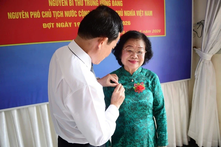 Bí thư Trần Lưu Quang trao Huy hiệu 65 tuổi Đảng cho nguyên Phó chủ tịch nước Trương Mỹ Hoa