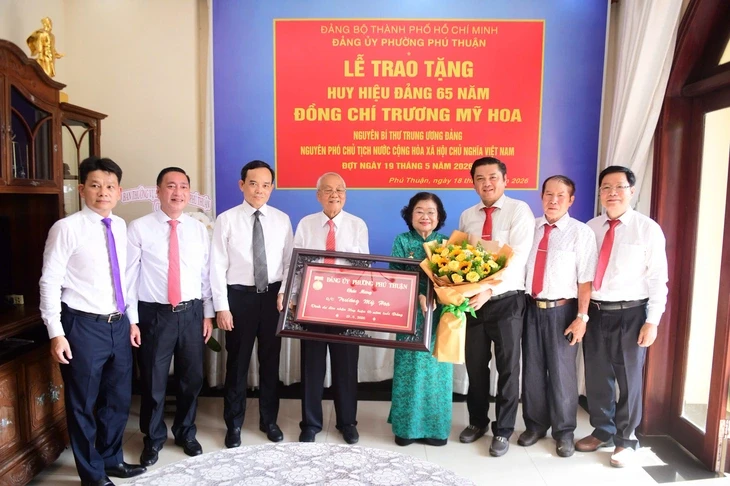 Bí thư Trần Lưu Quang trao Huy hiệu 65 tuổi Đảng cho nguyên Phó chủ tịch nước Trương Mỹ Hoa