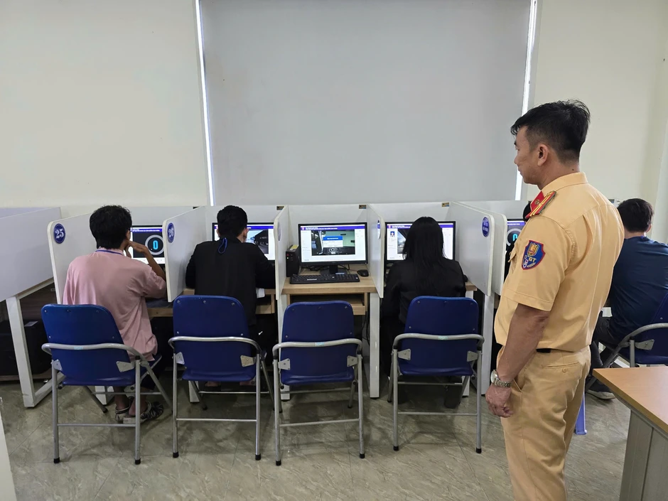 Bị trừ hết điểm giấy phép lái xe sẽ phải thi lại với câu hỏi gấp đôi