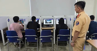 Bị trừ hết điểm giấy phép lái xe sẽ phải thi lại với câu hỏi gấp đôi