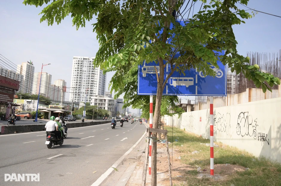Biển báo sai quy chuẩn tại TPHCM khiến tài xế bối rối Biển báo sai quy chuẩn tại TPHCM khiến tài xế bối rối