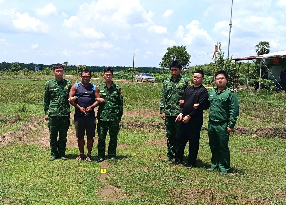 Biên phòng Tây Ninh bắt 2 nghi can mang ma túy nhập cảnh trái phép Biên phòng Tây Ninh bắt 2 nghi can mang ma túy nhập cảnh trái phép