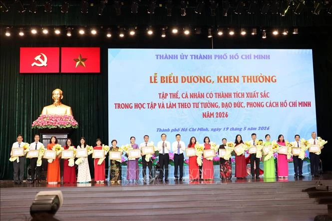 Biểu dương những tấm gương thầm lặng làm đẹp thêm Thành phố mang tên Bác Biểu dương những tấm gương thầm lặng làm đẹp thêm Thành phố mang tên Bác