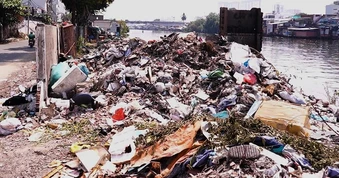Bờ Bắc kênh Đôi ở TPHCM ngập rác sau giải tỏa