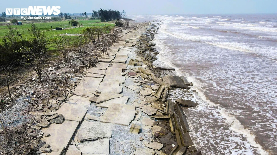 Bờ biển chi chít hố sạt lở, người dân vẫn lao xuống tắm bất chấp cảnh báo Bờ biển chi chít hố sạt lở, người dân vẫn lao xuống tắm bất chấp cảnh báo