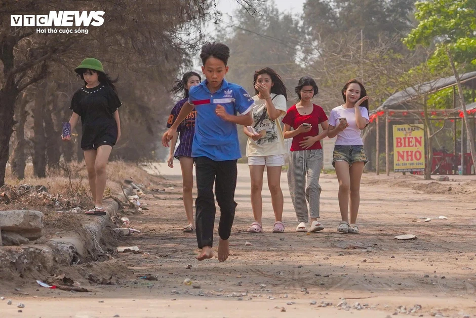 Bờ biển chi chít hố sạt lở, người dân vẫn lao xuống tắm bất chấp cảnh báo Bờ biển chi chít hố sạt lở, người dân vẫn lao xuống tắm bất chấp cảnh báo