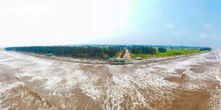 Bờ biển chi chít hố sạt lở, người dân vẫn lao xuống tắm bất chấp cảnh báo Bờ biển chi chít hố sạt lở, người dân vẫn lao xuống tắm bất chấp cảnh báo