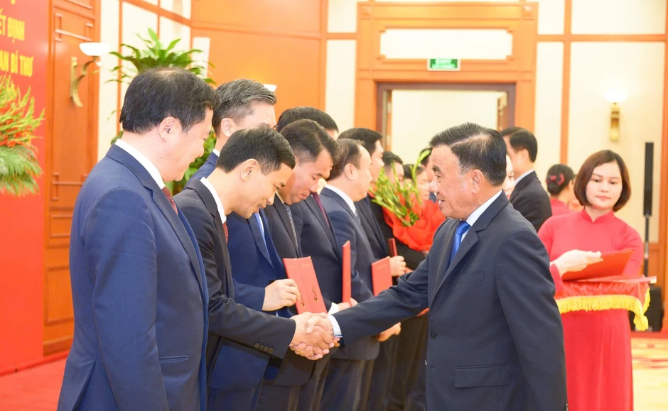 Bộ Chính trị điều động vị trí công tác của 6 Ủy viên Trung ương Bộ Chính trị điều động vị trí công tác của 6 Ủy viên Trung ương