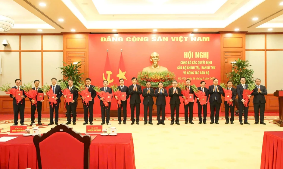 Bộ Chính trị điều động vị trí công tác của 6 Ủy viên Trung ương Bộ Chính trị điều động vị trí công tác của 6 Ủy viên Trung ương