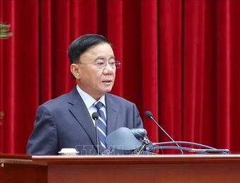 Bộ Chính trị: Tiếp tục hoàn thiện chính sách đãi ngộ, chế độ tiền lương cho cán bộ, công chức