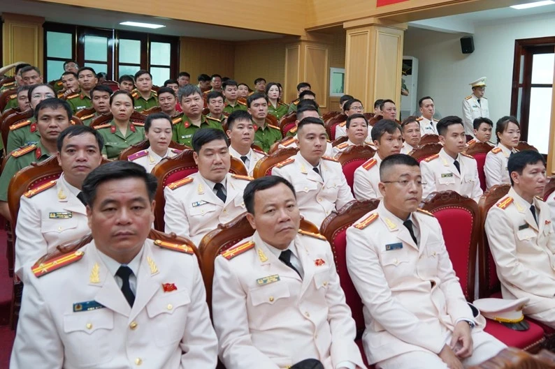 Bộ Công an thăng cấp bậc hàm, nâng bậc lương cho 3 Phó Giám đốc Công an tỉnh Thanh Hóa Bộ Công an thăng cấp bậc hàm, nâng bậc lương cho 3 Phó Giám đốc Công an tỉnh Thanh Hóa