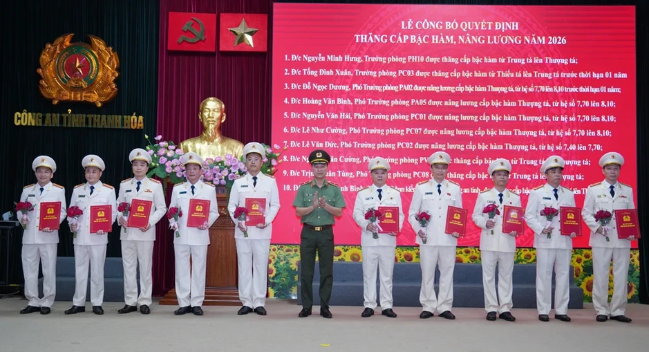 Bộ Công an thăng cấp bậc hàm, nâng bậc lương cho 3 Phó Giám đốc Công an tỉnh Thanh Hóa Bộ Công an thăng cấp bậc hàm, nâng bậc lương cho 3 Phó Giám đốc Công an tỉnh Thanh Hóa