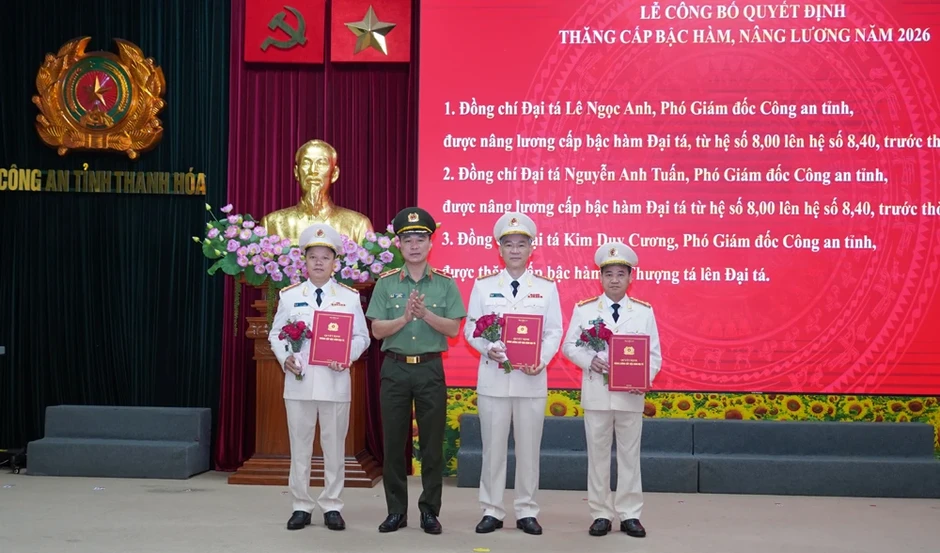 Bộ Công an thăng cấp bậc hàm, nâng bậc lương cho 3 Phó Giám đốc Công an tỉnh Thanh Hóa Bộ Công an thăng cấp bậc hàm, nâng bậc lương cho 3 Phó Giám đốc Công an tỉnh Thanh Hóa