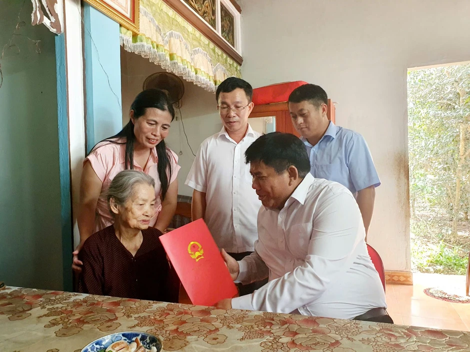 Bộ Dân tộc và Tôn giáo trao hơn 300 triệu đồng tri ân người có công ở Quảng Trị Bộ Dân tộc và Tôn giáo trao hơn 300 triệu đồng tri ân người có công ở Quảng Trị
