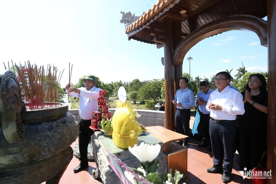 Bộ Dân tộc và Tôn giáo trao hơn 300 triệu đồng tri ân người có công ở Quảng Trị Bộ Dân tộc và Tôn giáo trao hơn 300 triệu đồng tri ân người có công ở Quảng Trị