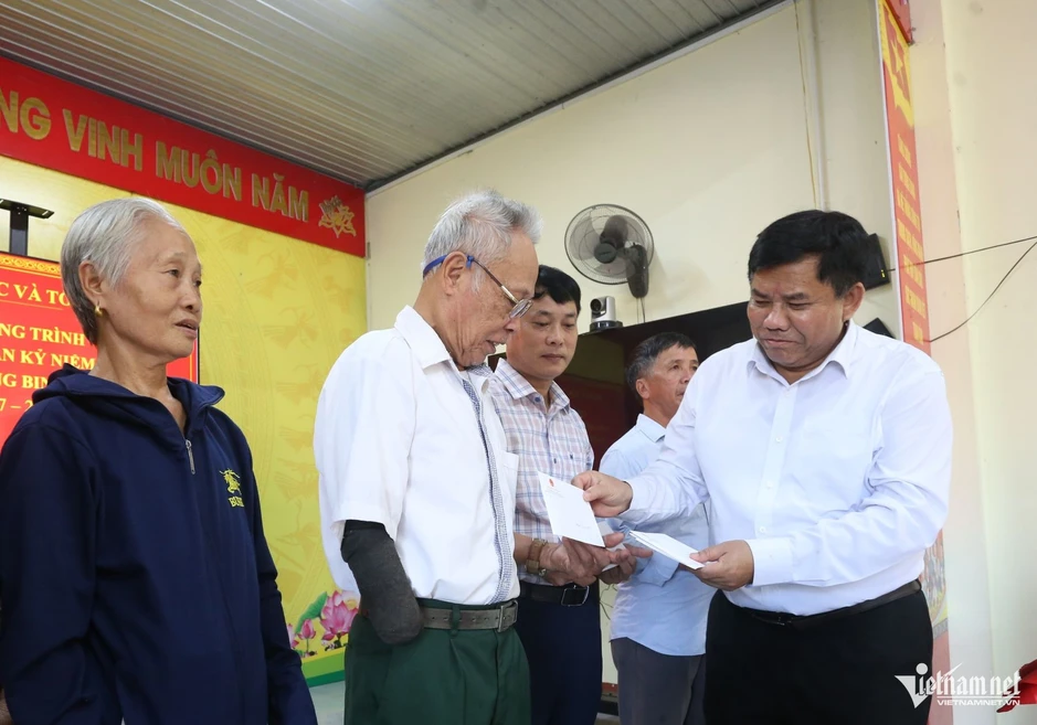 Bộ Dân tộc và Tôn giáo trao hơn 300 triệu đồng tri ân người có công ở Quảng Trị Bộ Dân tộc và Tôn giáo trao hơn 300 triệu đồng tri ân người có công ở Quảng Trị