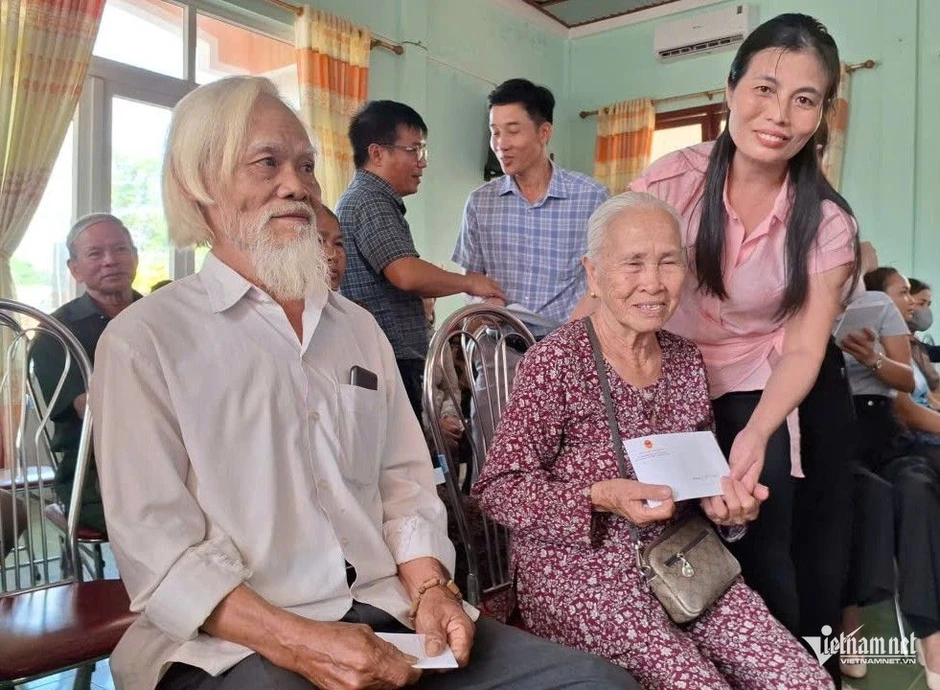 Bộ Dân tộc và Tôn giáo trao hơn 300 triệu đồng tri ân người có công ở Quảng Trị Bộ Dân tộc và Tôn giáo trao hơn 300 triệu đồng tri ân người có công ở Quảng Trị