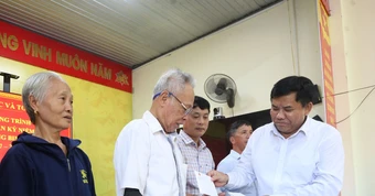 Bộ Dân tộc và Tôn giáo trao hơn 300 triệu đồng tri ân người có công ở Quảng Trị