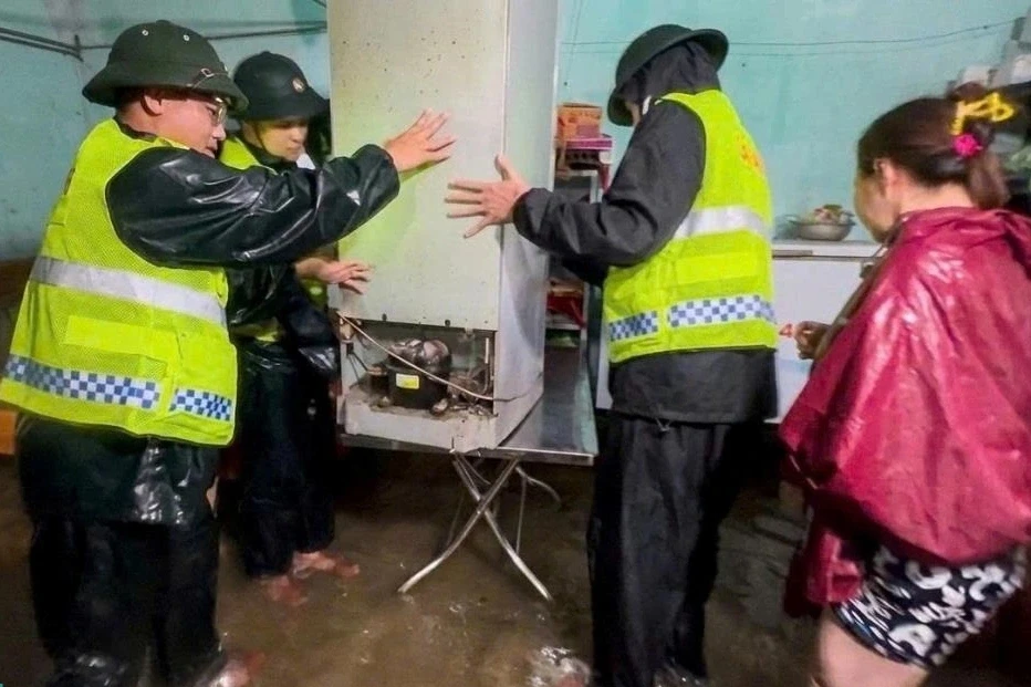 Bộ đội Biên phòng Hải Phòng xuyên đêm hỗ trợ dân chống bão số 4 Bộ đội Biên phòng Hải Phòng xuyên đêm hỗ trợ dân chống bão số 4