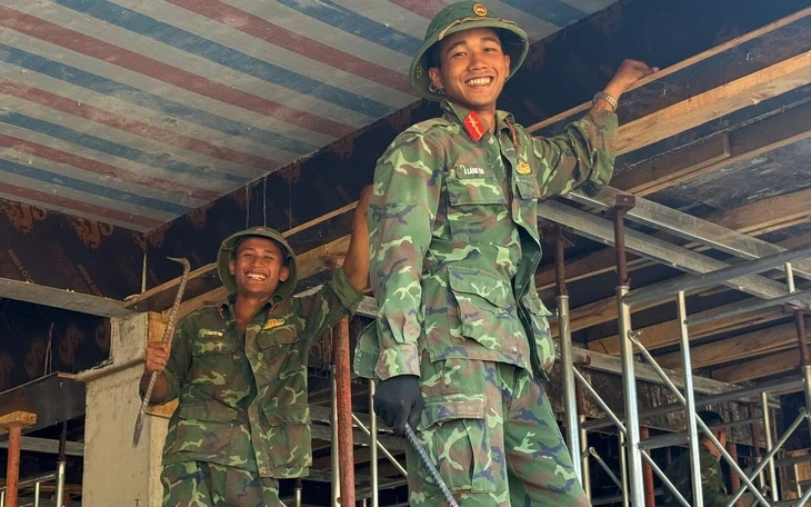 Bộ đội biên phòng Huế ra quân hỗ trợ xây trường nội trú ở vùng biên A Lưới Bộ đội biên phòng Huế ra quân hỗ trợ xây trường nội trú ở vùng biên A Lưới